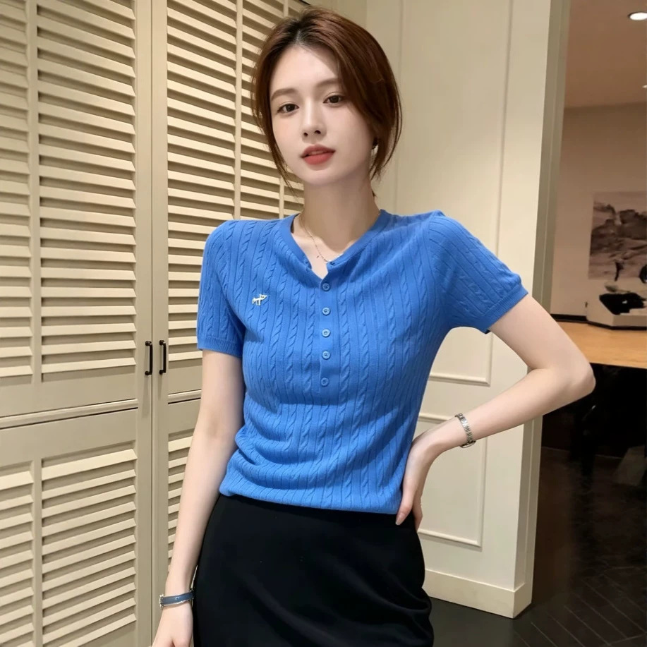 Áo thun ngắn tay nữ cổ tròn, phom ôm, họa tiết thêu hoa văn nổi — Màu xanh da trời chi tiết 3