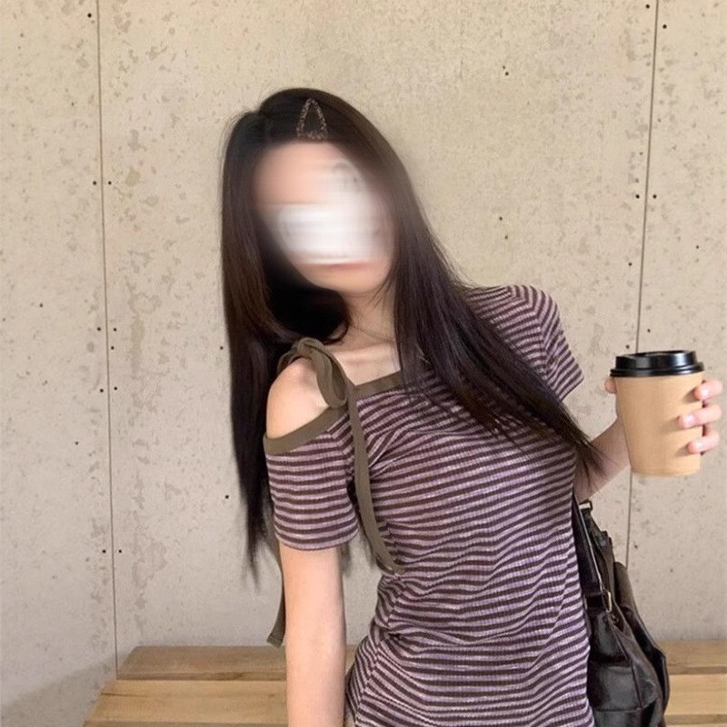 Purple Stripesd Sloping Shoulder Short-Sleeved T-Shirt for Women in Summer, Chic Slim-Fitting Korean Off-Shoulder Design Sexy Short Top