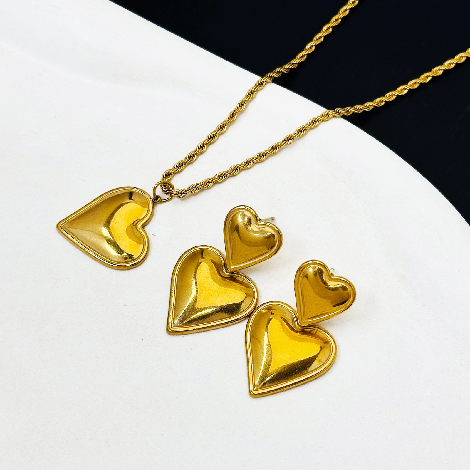 Amazon explosión ligera de lujo de alta calidad sensible a la superficie de la mano amor aretes combinación no se desvanece accesorios de lujo ligero nuevos productos