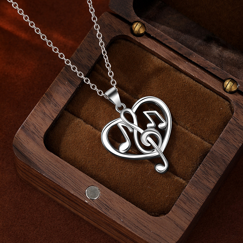 Collar de símbolo musical de amor de plata de ley 925 transfronterizo europeo y americano Estética femenina Colgante de clave de tono alto Cadena de clavícula de todo fósforo