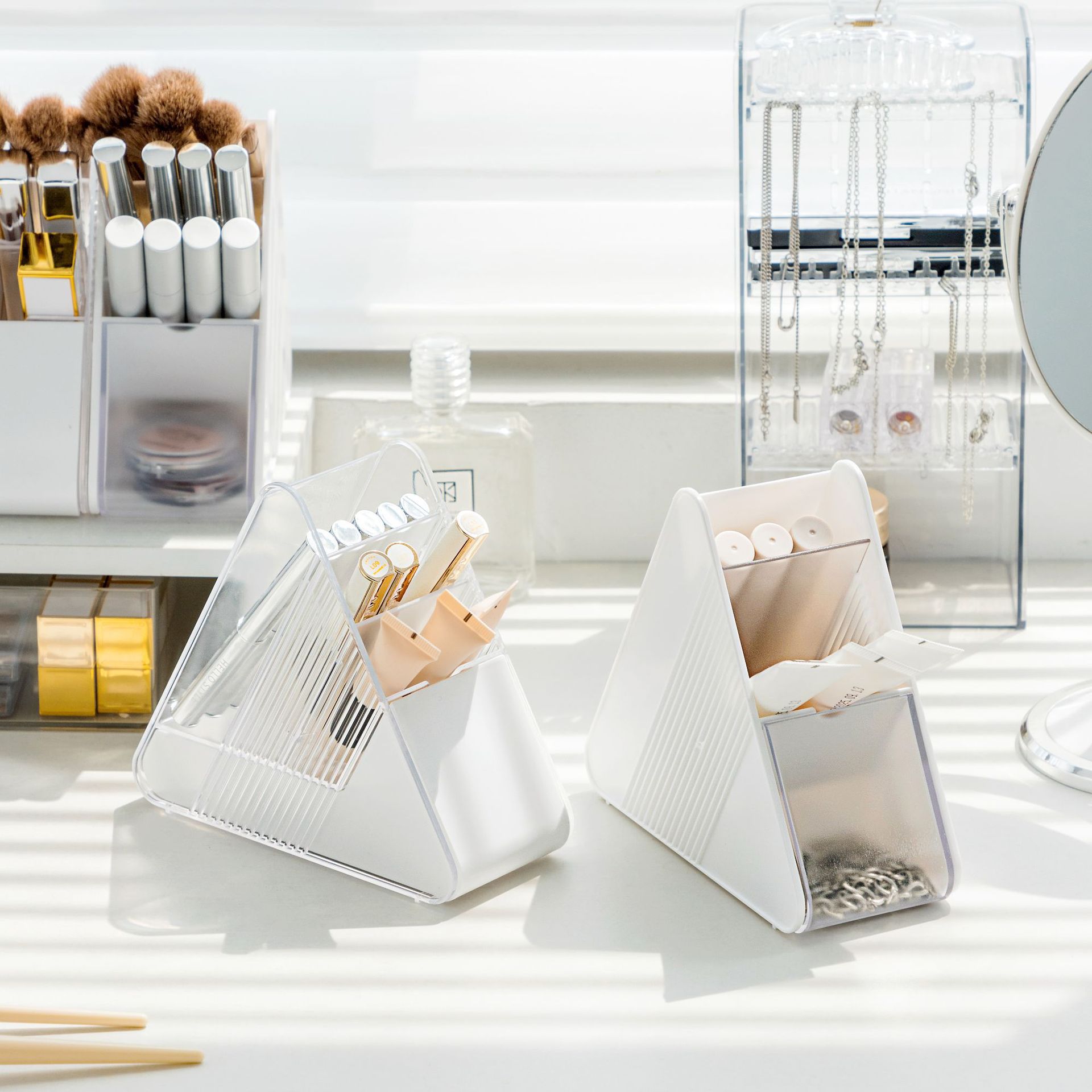 Caja de almacenamiento de cepillo de maquillaje de pluma multifuncional triangular, caja de almacenamiento de escombros plásticos, caja de almacenamiento de cosméticos de oficina, caja de almacenamiento de acabado de cilindro