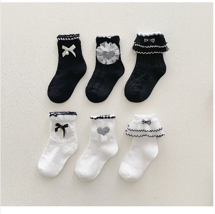 Women's Princess Cute Solid Color Cotton Jacquard Crew Socks 2 Pieces display picture 1