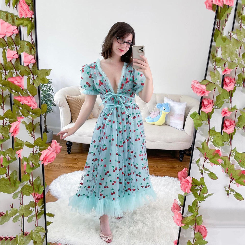 Vestido largo dulce con lentejuelas de corazón de cereza estilo francés, nuevo para primavera y verano 2025, con tirantes de malla, ajuste delgado y vestido moderno.
