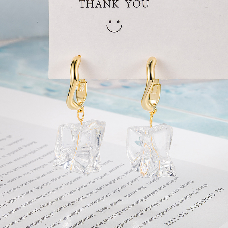 Oversized Sculptural Clear Acrylic Clip-on Earrings Modern Design_voghion.com