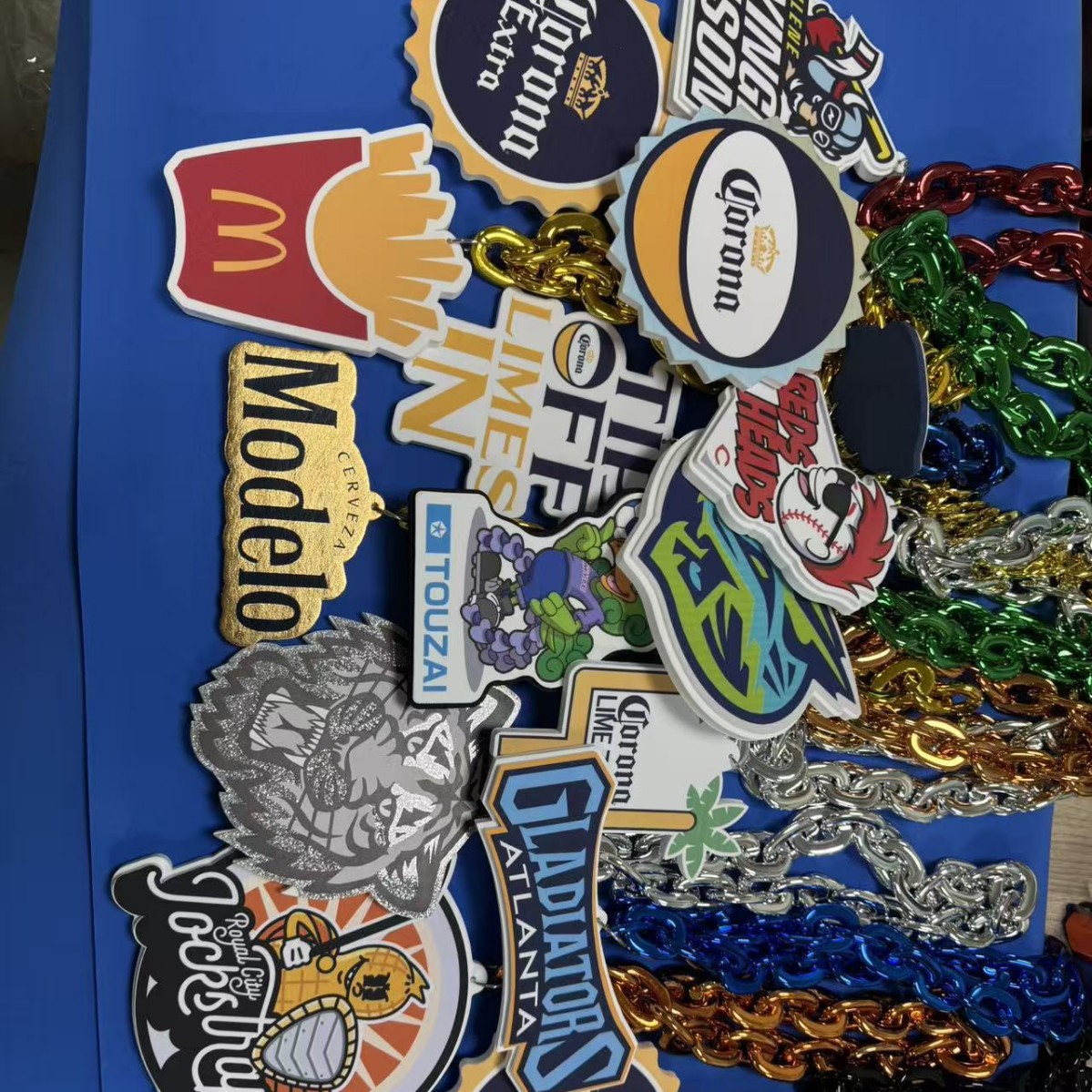 2025跨境吊牌NFL橄榄球EVA队标徽章各大球队标徽章应援牌挂件定制