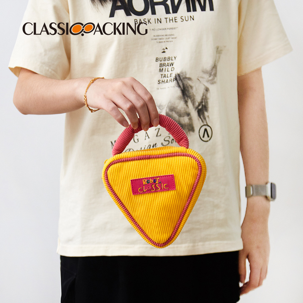 La tendencia del fabricante de la nueva bolsa de tarjetas colgante, la bolsa de almacenamiento de cosméticos de la serie de algodón triangulares creativos se puede imprimir con el logotipo