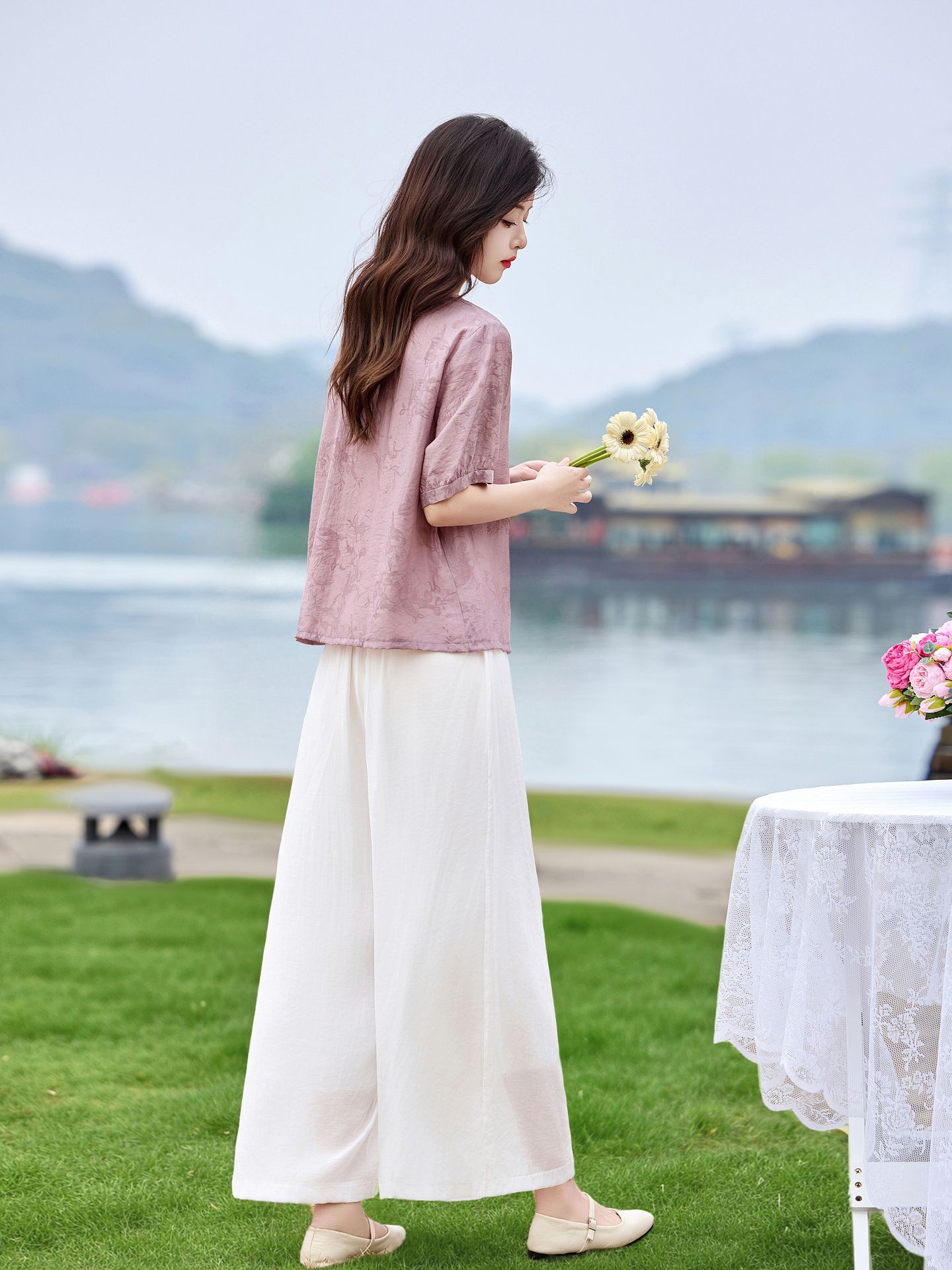 Bộ quần áo hai mảnh nữ mùa hè 2026: áo sơ mi cổ V thêu hoa, quần ống rộng cạp cao — màu tím, màu đỏ