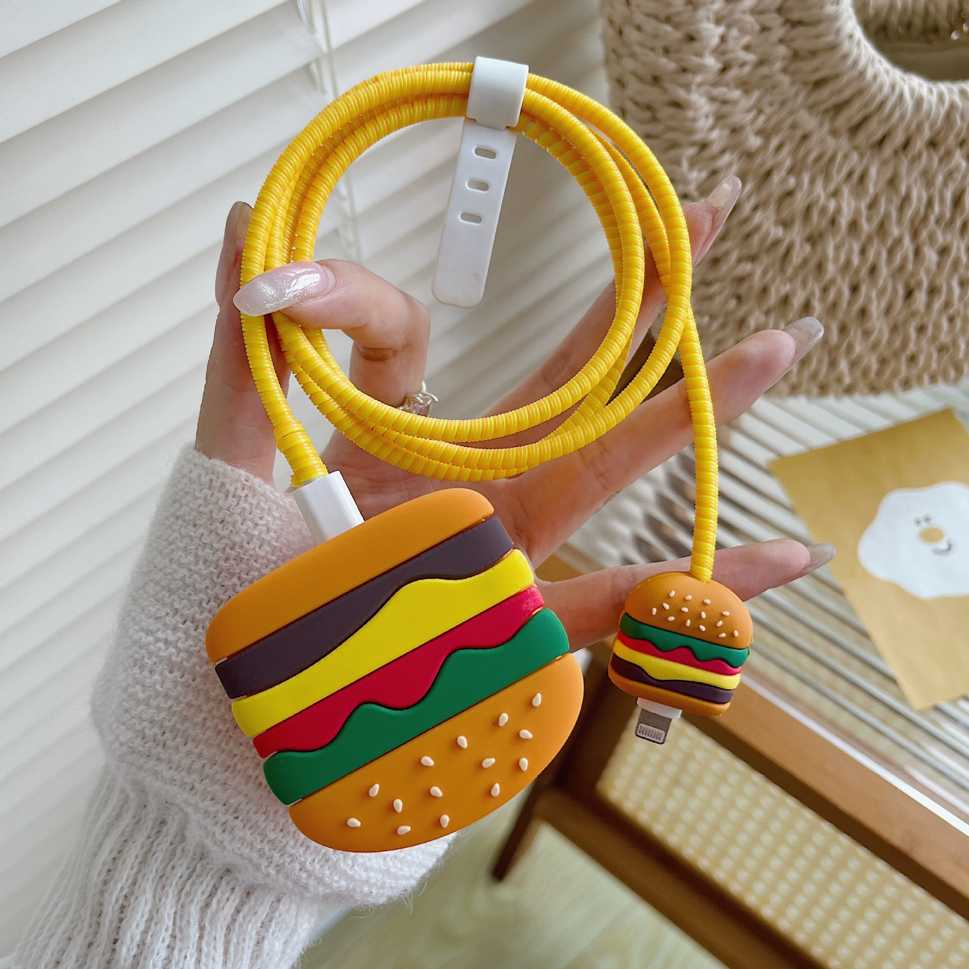 Электрический защитный чехол Hamburg подходит для трехконтактного защитного чехла зарядной головки Apple британского стандарта мощностью 25 Вт для предотвращения повреждения кабелей.