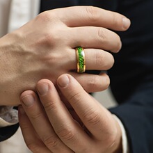 跨境欧美热销金色绿色浮萍石头贴纸戒指男士不锈钢戒指配饰批发