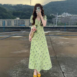 绿色v领碎花连衣裙子女夏季2026新款今年流行爆款巨好看绝美长裙