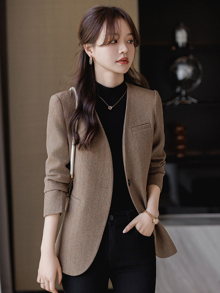 高級感のある灰色のスーツのコートの女性春秋2024の新型の気質は街の小さい子供を揚げて小さいスーツの上着を修理します。