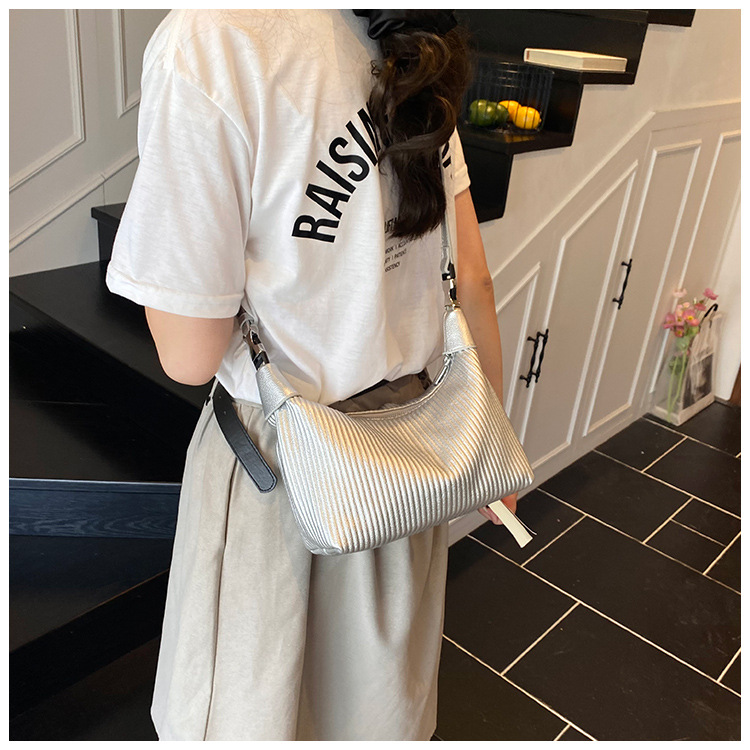 A niche hand-held pleated bag for women in the summer of 2025, a trendy and retro underarm bag, and a versatile Instagram single-shoulder crossbody bag undefined
