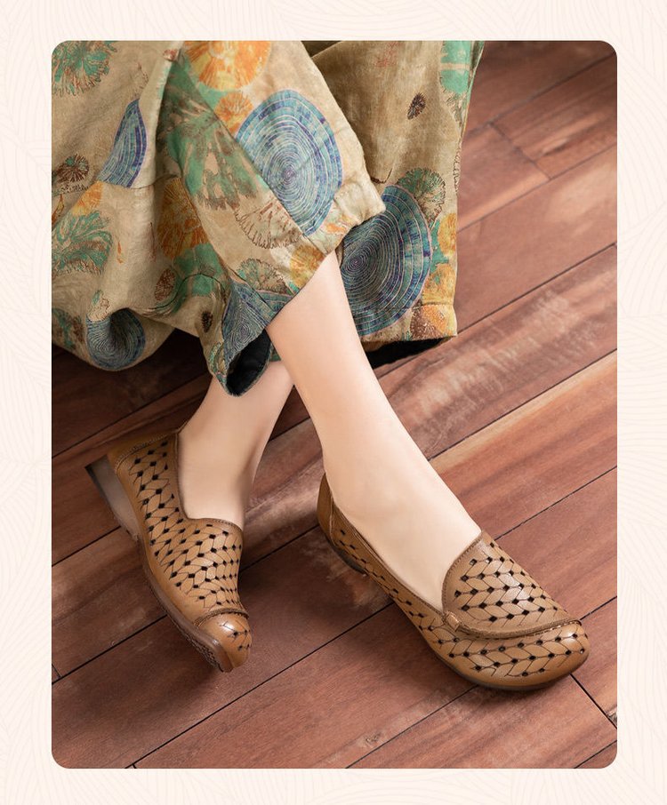 2026 primavera y verano nuevos zapatos de madres de mediana edad sandalias de cuero suave retrógrado respirado anti-deslizante zapatos agujeros planos