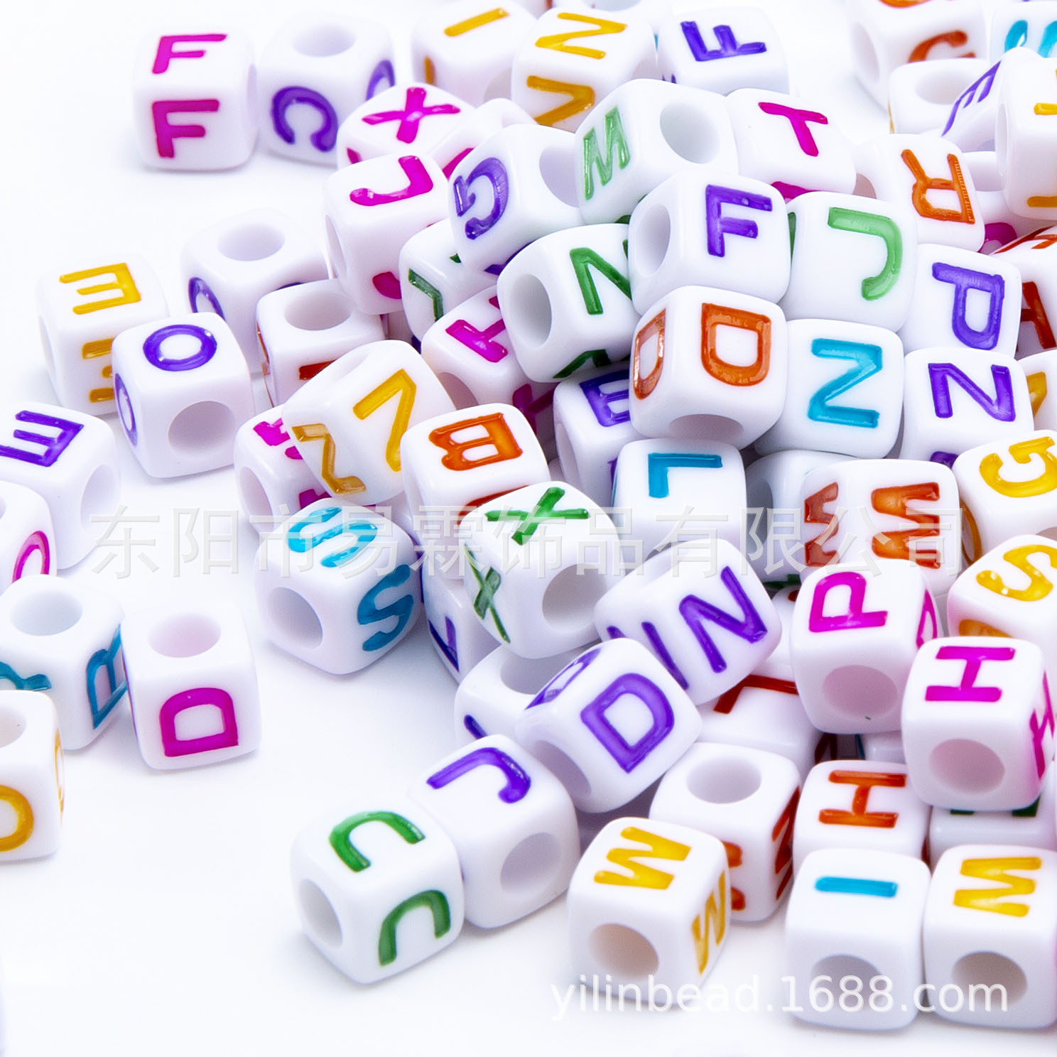 白底彩色英文字母珠串珠26个单字母可选7MM方形手工滴油DIY散珠子