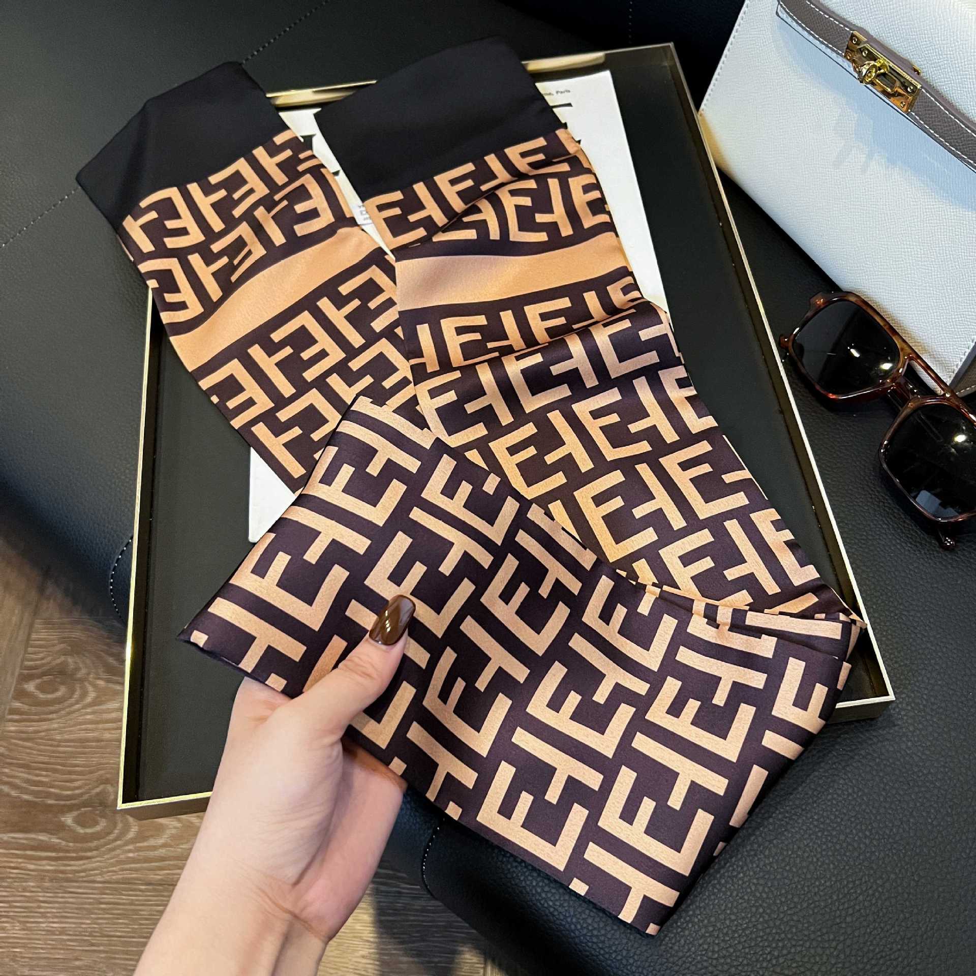 Nueva bufanda de seda pequeña banda larga estrecha para el cabello mujer estilo primavera y otoño moda madre bufanda estilo verano estilo fino serpentina bufanda al por mayor