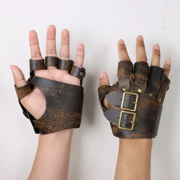 A pair of brown gloves (117g)