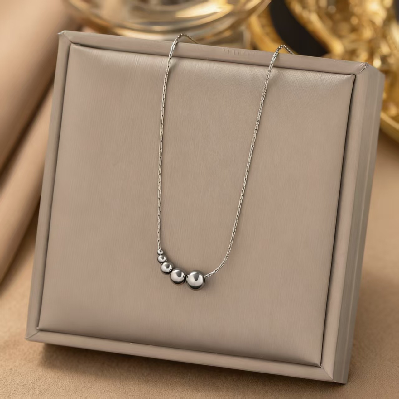 [collar de acero de titanio dorado + acero] collar de amor de nicho con cadena de clavícula avanzada en la moda de lujo ligero femenino