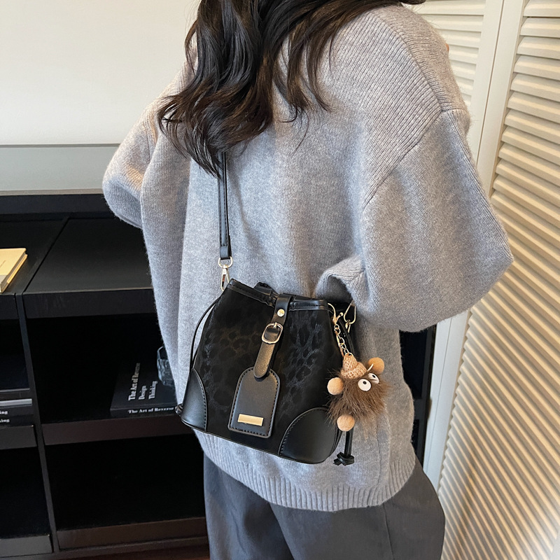 Bolso de moda de alta calidad para mujeres otoño y invierno 2025, nuevo estilo de moda, bolso de hombro universal, bolso de tendencia.