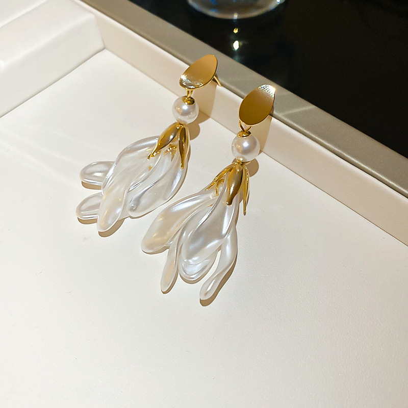 Pendientes de borla de pétalo blanco perla de plata Pendientes largos de moda francesa Pendientes de todo fósforo de alta gama de lujo ligero Mujeres