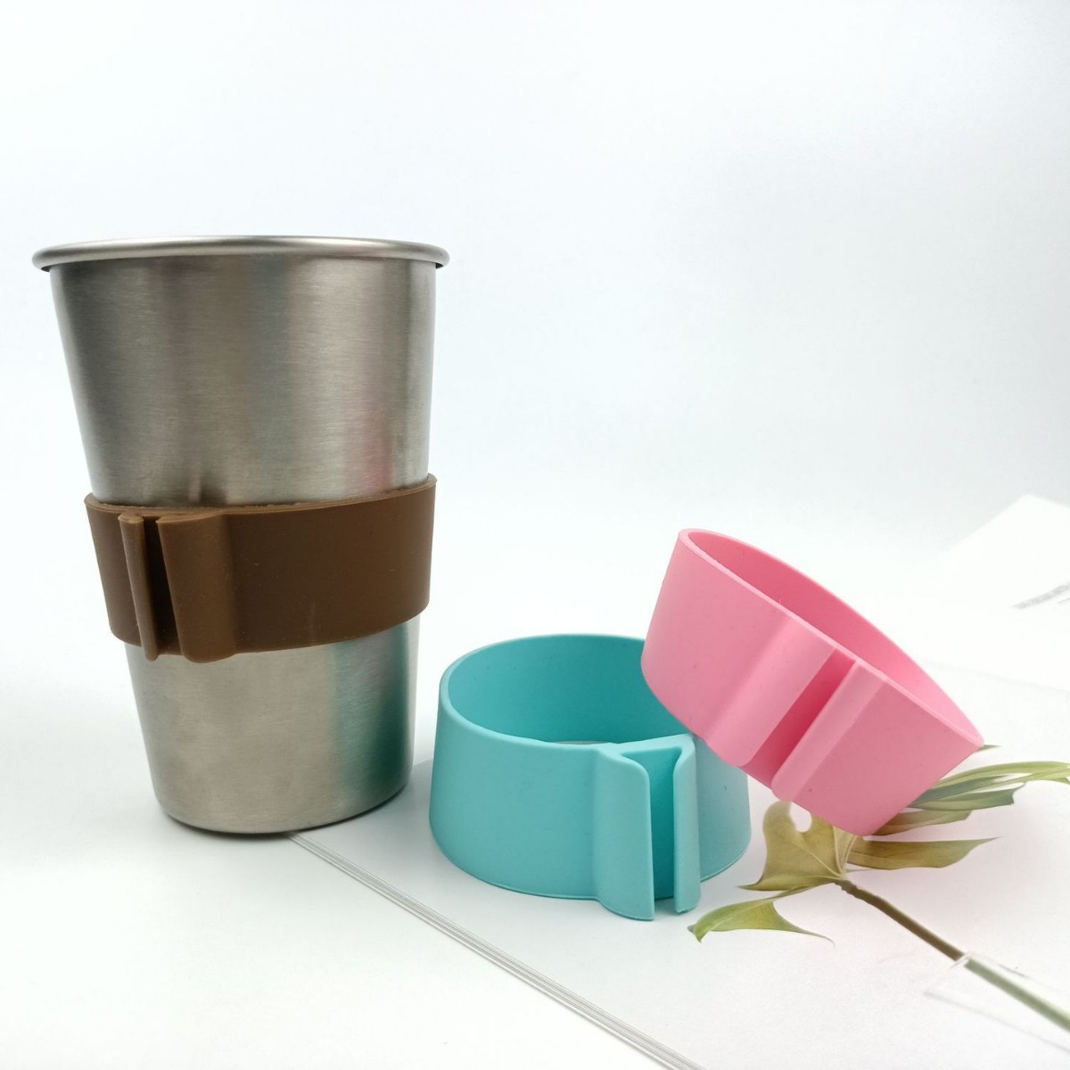 源头实力厂家直供批发创意带汤匙硅胶杯套隔热不烫手带勺硅胶杯套