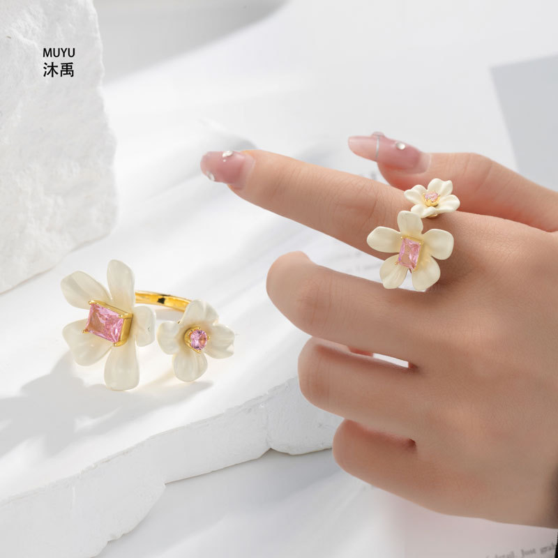 White one size fashionable elegant small design ring with zircon