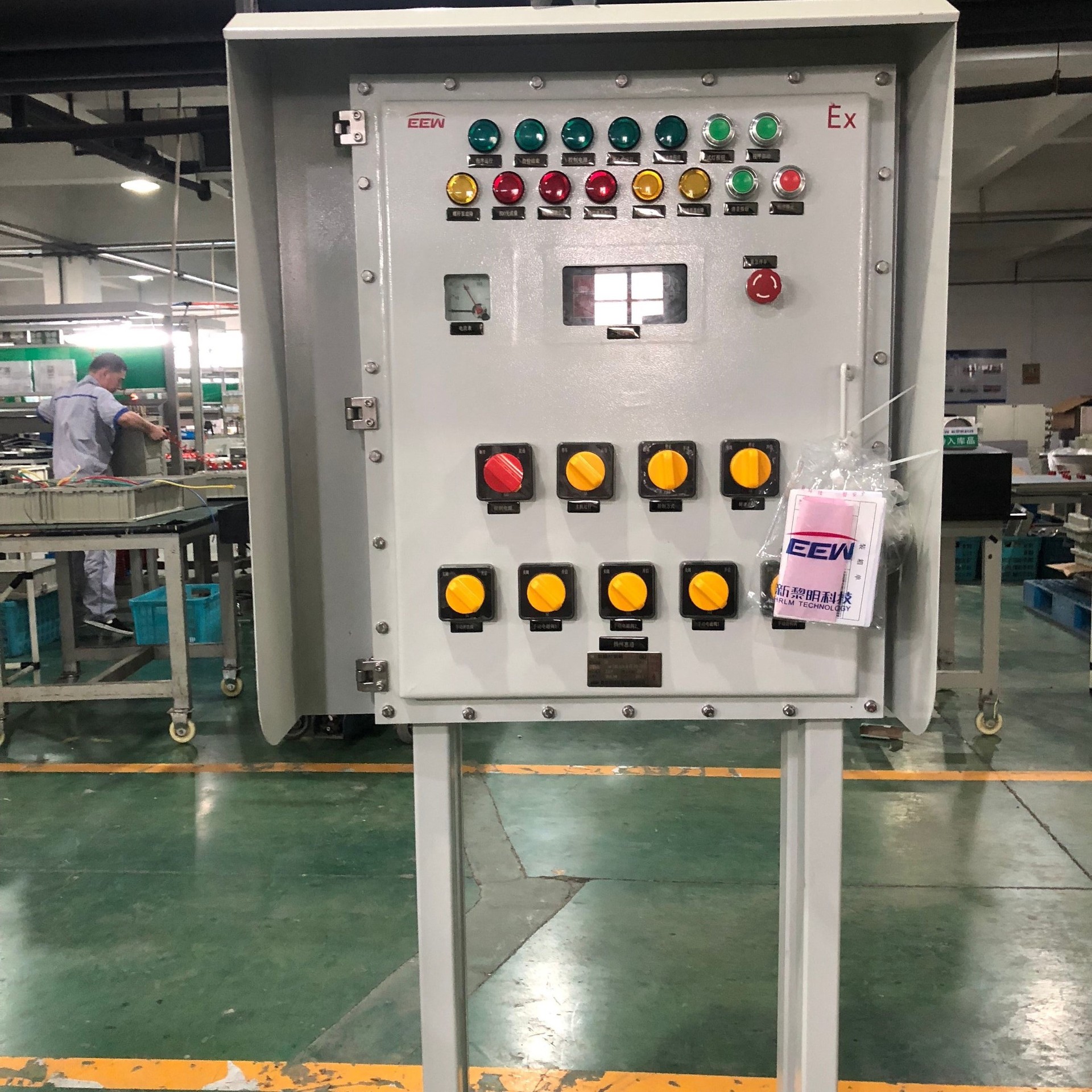 新黎明华荣飞策股份防爆变频箱触摸屏防爆启动防爆照明动力配电箱