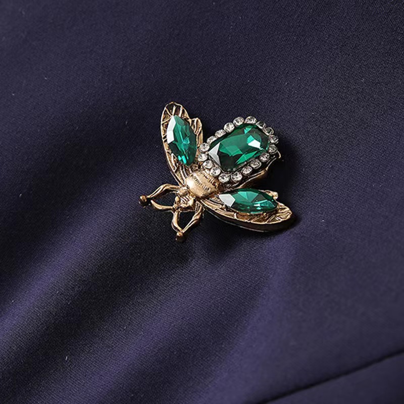 Spilla a forma di insetto con cristalli smeraldo accessorio moda_voghion.com