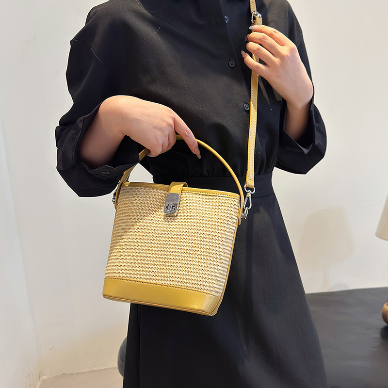 Bolso bandolera de tejido versátil con bloqueo de color de verano nuevo 2024 para mujer, súper popular nicho de césped para mujer, bolso bandolera de agua, móvil_voghion.com