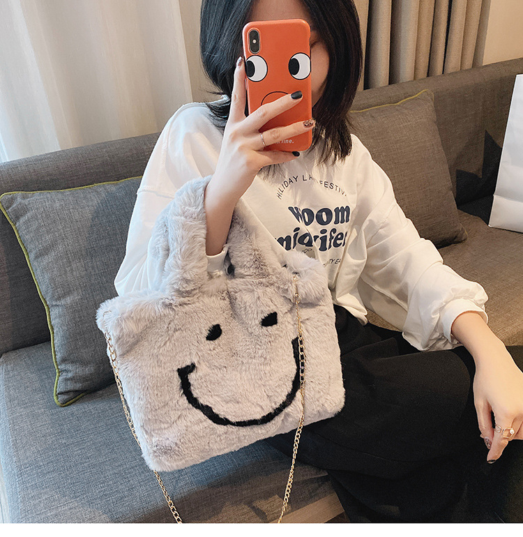 Plüsch Süßes Smiley-gesicht Große Kapazität Kette Frauen Tasche 2021 Neue Plüsch Mode Koreanische Version Ins Herbst Beutel Tasche display picture 5