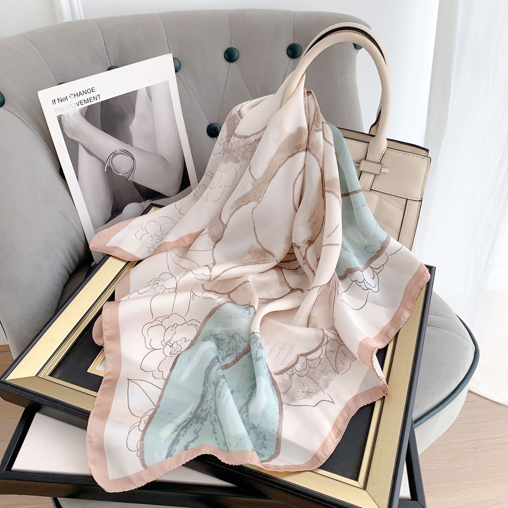 Pañuelo de seda bufanda cuadrada de alto grado de seda artificial Impresión de letras 70 pequeña bufanda cuadrada moda simple satén bufanda profesional personalización