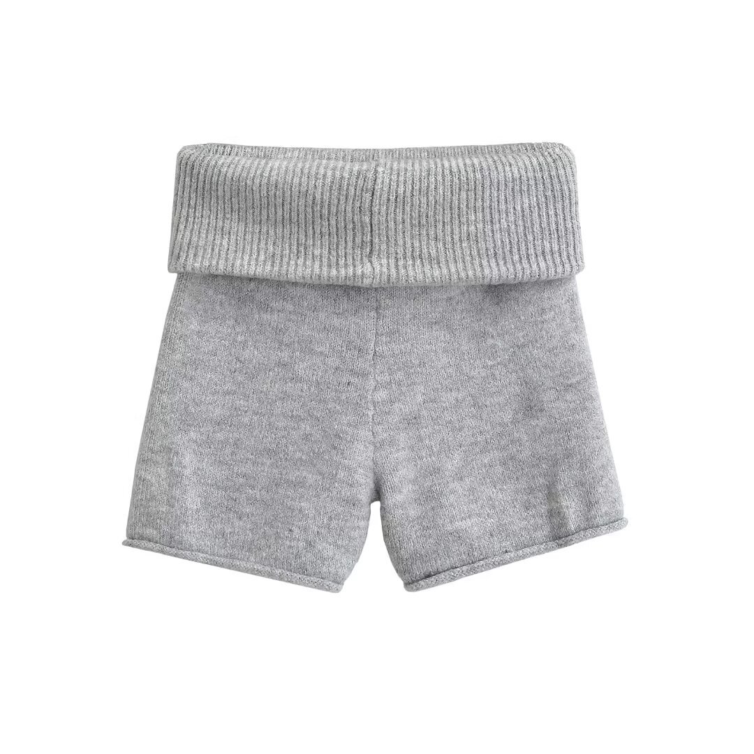 가장자리가 말려진 밝은 회색 바지 다리 020