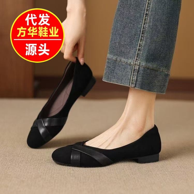 2026 primavera y verano nicho color cruzado cabeza redonda plana perezosa un pedazo de zapatos de moda de mujer