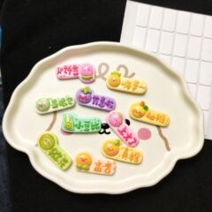 ベリーの良いアジフルーツの字の札の漫画のクリームのゴムは穴の靴のボタンの材料の樹脂の部品のdiyのアクセサリのヘアピンを飾ります。