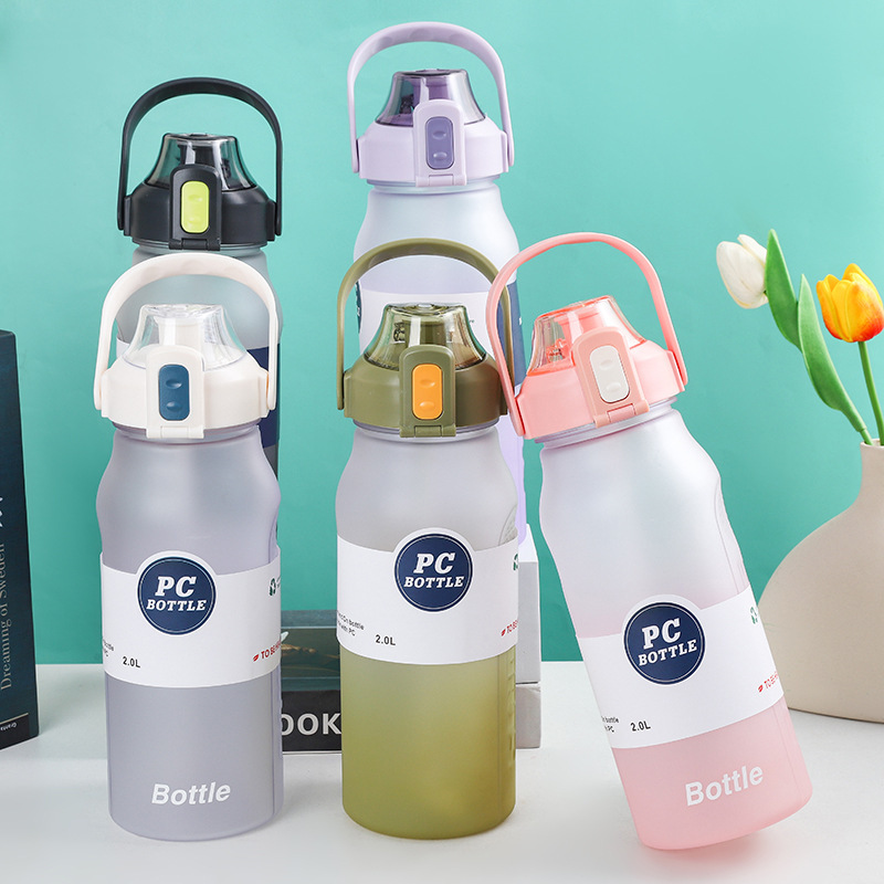 Simple de moda portátil agua potable gran capacidad Internet celebridad deportes taza portátil Tritan agua taza con paja 2000ml