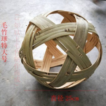 竹編みの竹のボールの小さい蹴鞠は遊びの件を透かして竹のボールのおもちゃの創意的な装飾の置物を飾って道具の竹の工芸品を撮影します。|undefined