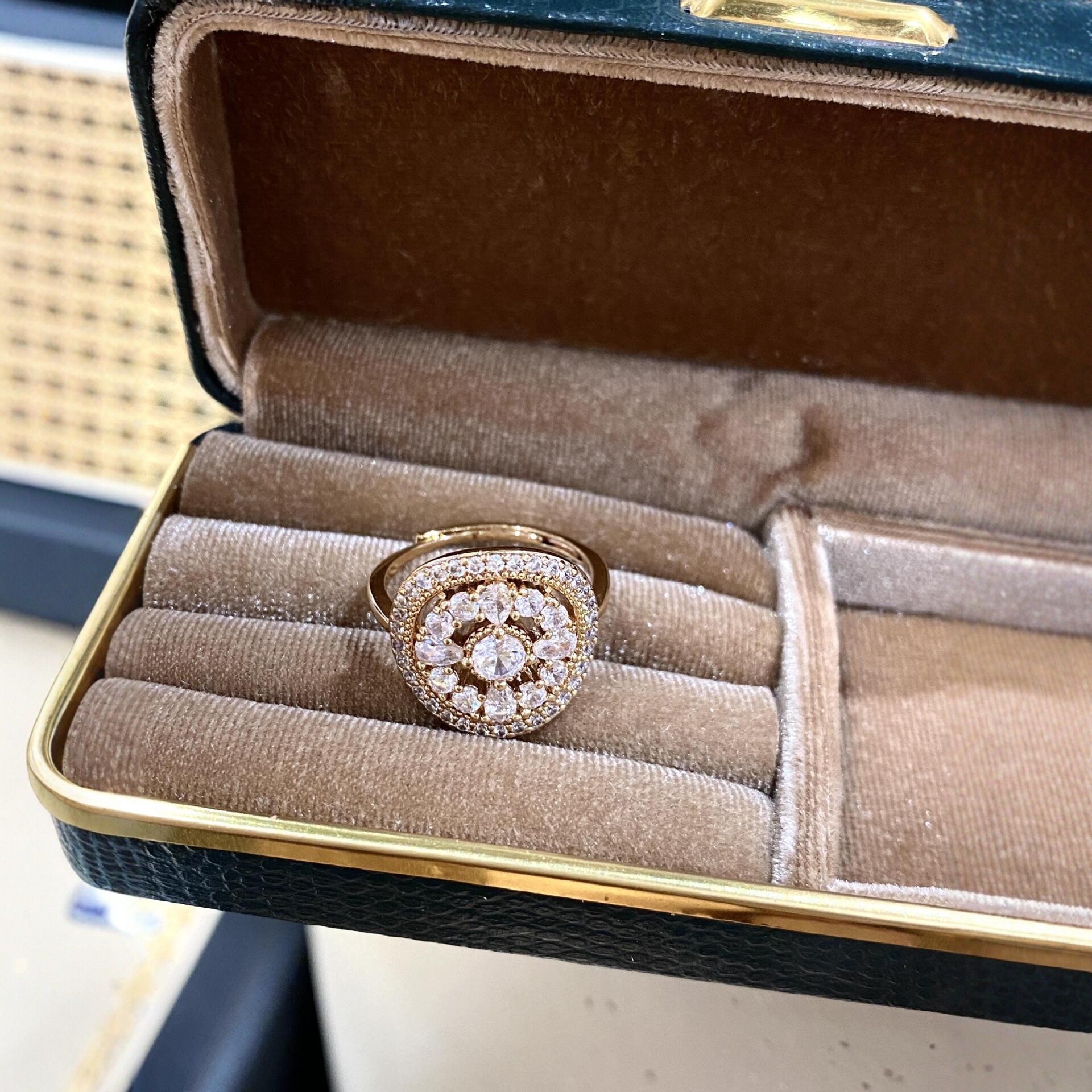 Dise's Frch Vintage Handmade Micro-Inlaid Zircon Flower Ring, Light Luxury Fashion Sparkling Lucky Disc Ring For_voghion.com