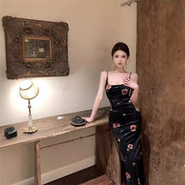 7191跨境法式印花一字肩修身长款吊带连衣裙丝绒显瘦内搭打底裙