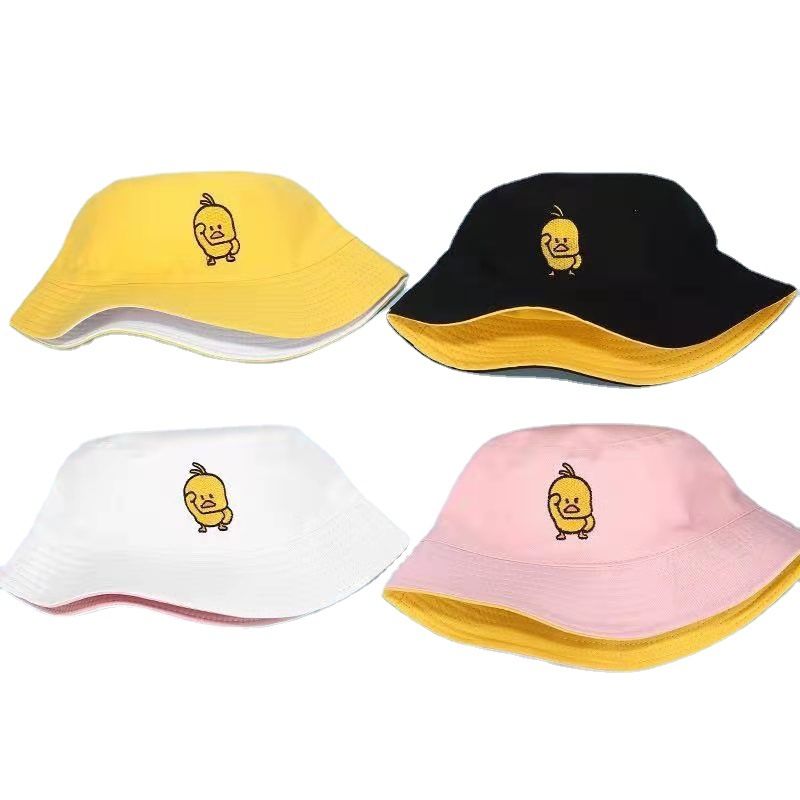 Tiktok, roter Hut und gelber Hut, alle passen zusammen, Hut und winken._voghion.com