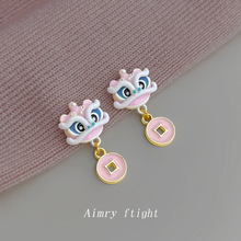 个性小众醒狮送财粉色滴釉清新甜美舞狮耳饰女可爱甜美耳环供应链