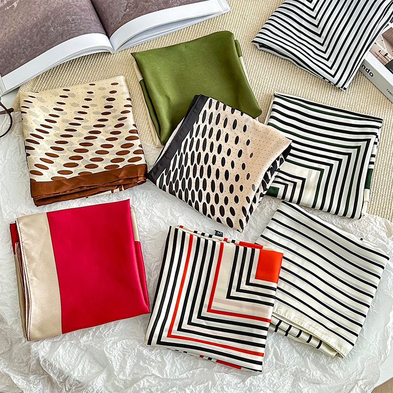 Bufanda de seda, bufanda cuadrada pequeña, sensación de alta gama, nuevo bolso de todo fósforo, pañuelo en la cabeza, cinturón para el cabello con camisa, bufanda decorativa, chal pequeño