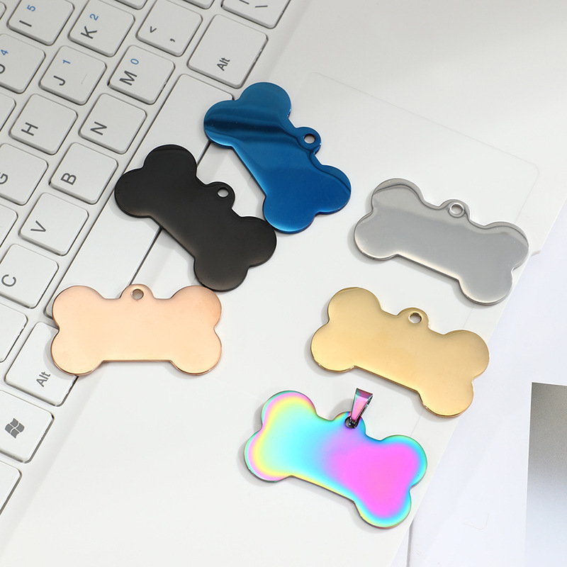 Venta caliente transfronteriza al por mayor letras láser personalidad accesorios para mascotas anti-pérdida acero inoxidable hueco hueso colgante perro