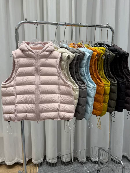 90% white duck down hooded quilted vest, women's short style, 2026 autumn/winter new collection, Korean-style loose-fit outer vest