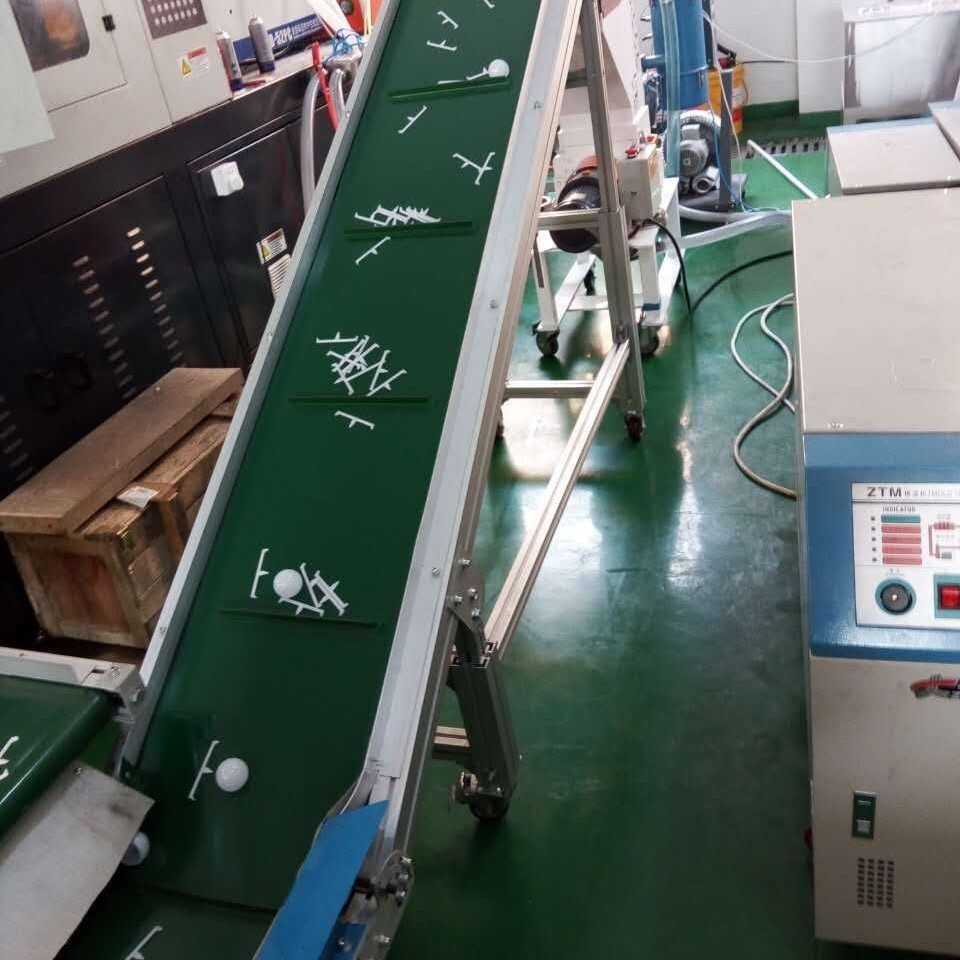 小型爬坡上料机注塑机流水线皮带输送机爬坡传送带机械手周边辅线