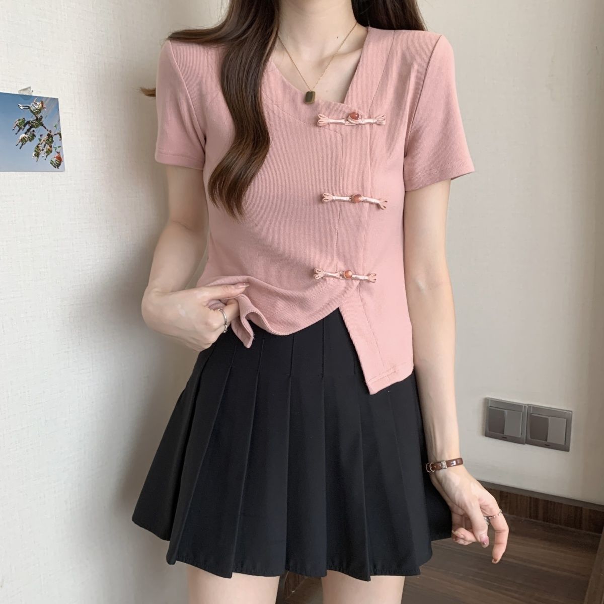 Nueva camiseta de manga corta con hebilla de disco de estilo chino irregular para mujer verano 2024 nuevo estilo delgado y delgado top de estilo nacional con cuello en V para mujer