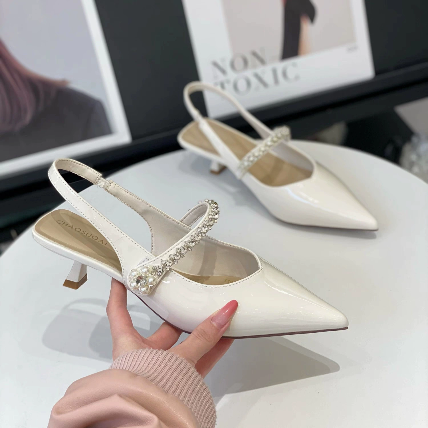 Дизайн чувство нишевые сандалии Баотоу женский 2025 лето новый фея стиль темперамент заостренные каблуки со стразами