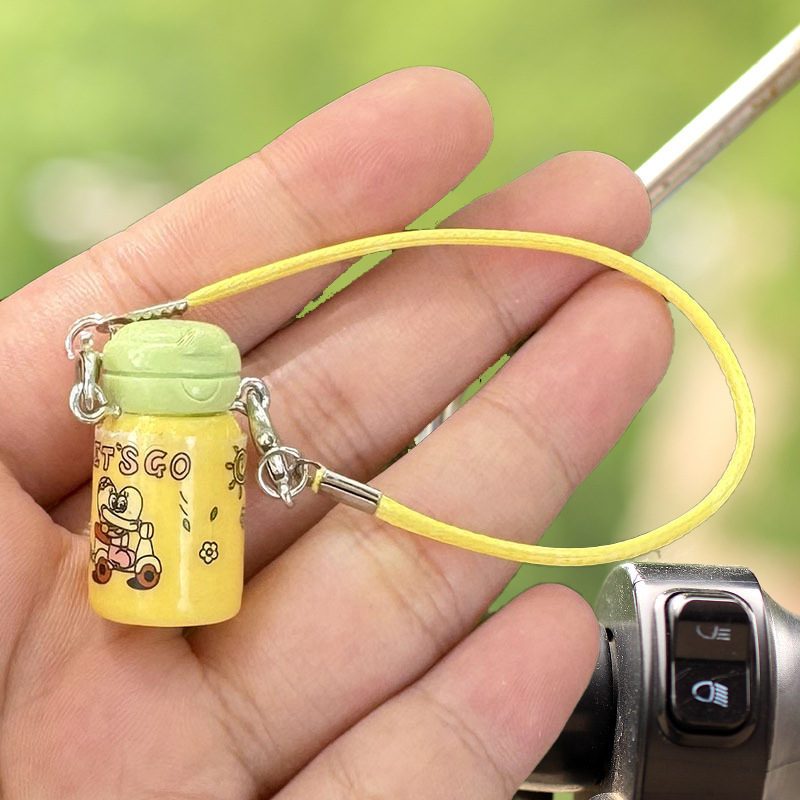 Mini botella de agua termo colgante lindo pequeño biberón accesorios de muñeca diy accesorios de taza de agua al por mayor dibujos animados
