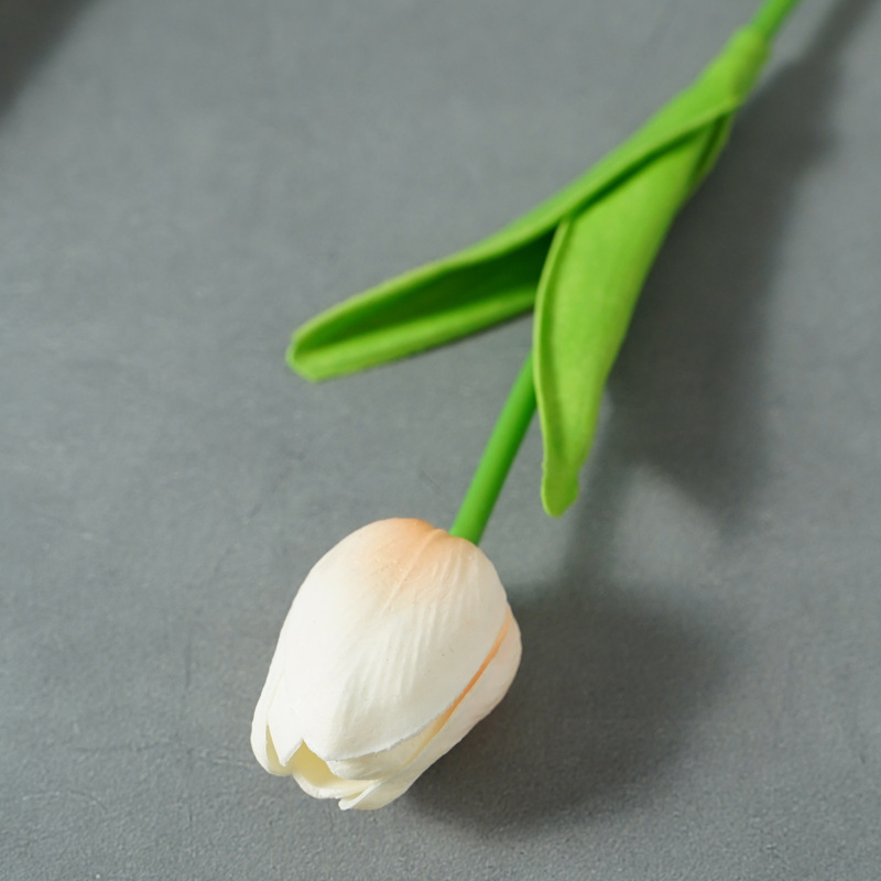 国境を越えたアマゾンpuはチューリップの花をシミュレートして、絹の花の偽の花の結婚祝いの家庭用品の北欧の装飾品を手に持っている|undefined