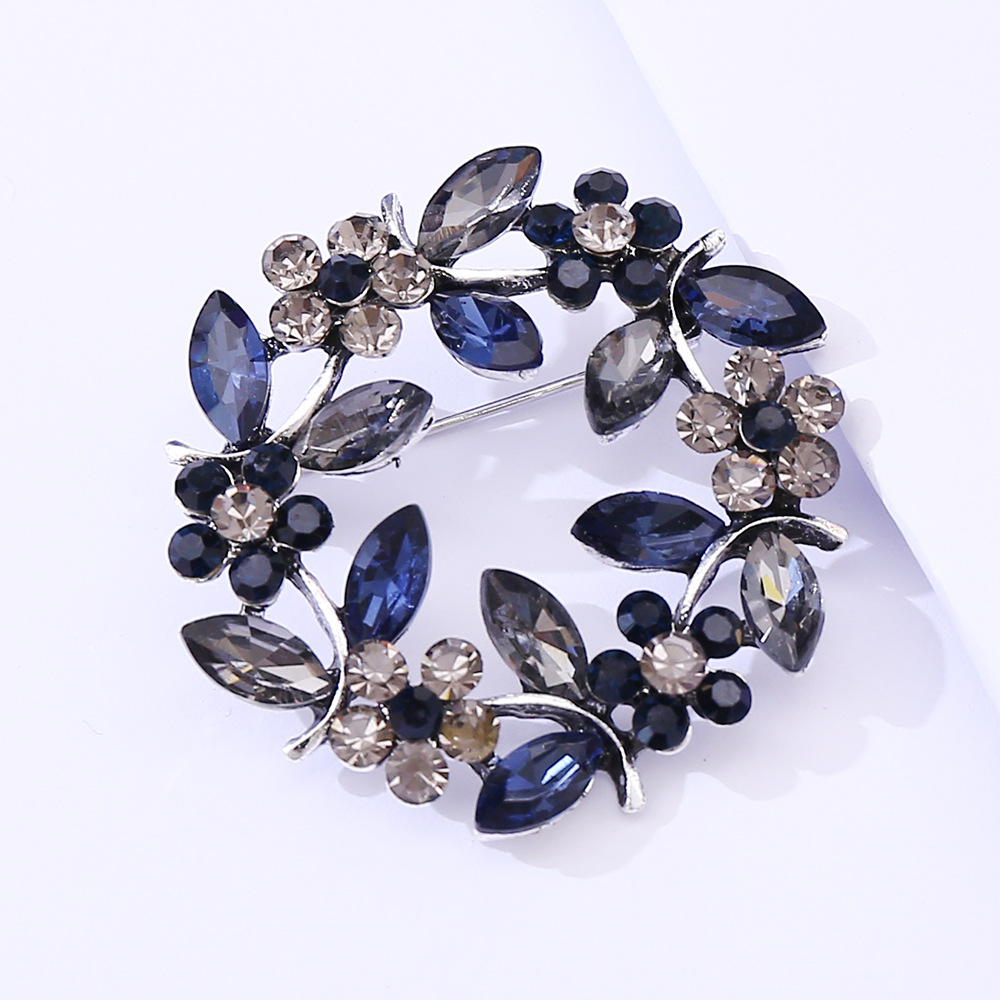 Broche branche d'olivier en forme de branche d'olivier, ornée de cristaux et de diamants, style coréen. Accessoires de mode disponibles en stock et en vente à l'unité._voghion.com