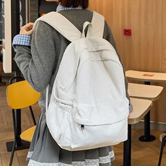 秋冬のコーデュロイのかばんの女子大学生はシンプルで、純色のリュックサックを組み合わせています。