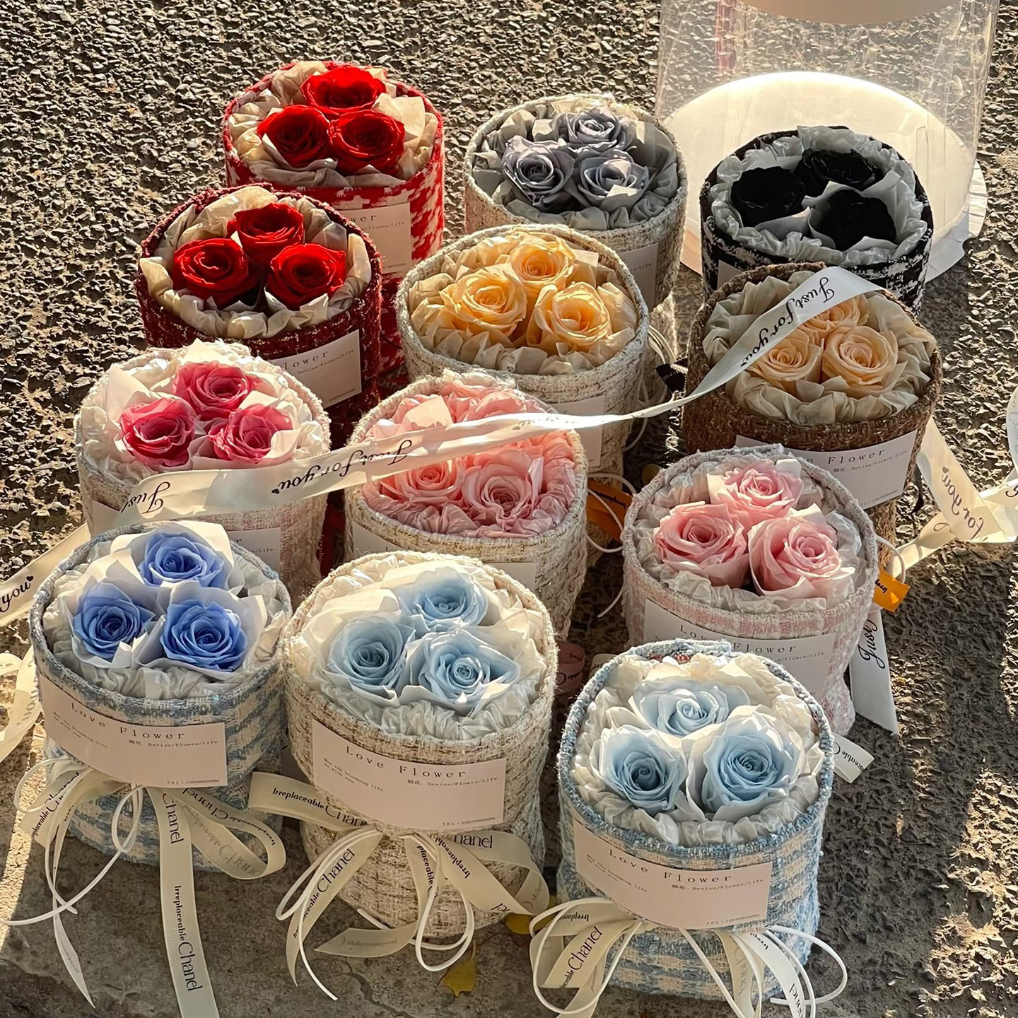 Ramo de rosas eternas de Yunnan en un pequeño estilo Chanel, producto terminado para el Día de San Valentín, adorno de regalo de alta gama, ramo eterno al por mayor.